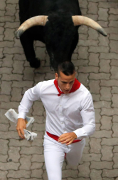 Imágenes del primer encierro de los sanfermines 2019 protagonizado por toros de Puerto de San Lorenzo.
