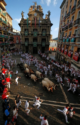 Imágenes del segundo encierro de los sanfermines 2019 protagonizado por toros de Cebada Gago.