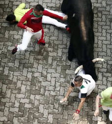 Imágenes del segundo encierro de los sanfermines 2019 protagonizado por toros de Cebada Gago.
