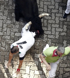 Imágenes del segundo encierro de los sanfermines 2019 protagonizado por toros de Cebada Gago.