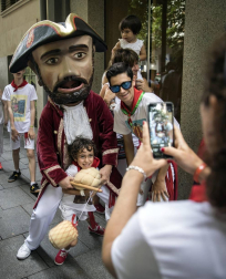 Fotos del recorrido de los gigantes y cabezudos de Pamplona del día 9 de julio de San Fermín 2019
