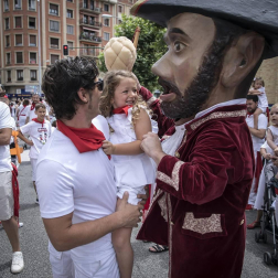 Fotos del recorrido de los gigantes y cabezudos de Pamplona del día 9 de julio de San Fermín 2019