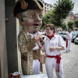 Fotos del recorrido de los gigantes y cabezudos de Pamplona del día 9 de julio de San Fermín 2019