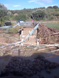 Los alcaldes de once de los catorce municipios incluidos en la zona catastrófica por las lluvias torrenciales y las riadas en la Zona Media se centraban en las trabas que el departamento de Medio Ambiente viene poniendo al arreglo de los barrancos y la limpieza del cauce de los ríos.