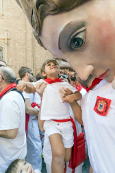 Cientos de niños se dieron cita en la plaza Vieja para despedir a la Comparsa de Gigantes de Tudela con besos y aplausos hasta las próximas fiestas.
