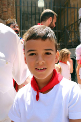 Cientos de niños se dieron cita en la plaza Vieja para despedir a la Comparsa de Gigantes de Tudela con besos y aplausos hasta las próximas fiestas.