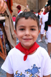 Cientos de niños se dieron cita en la plaza Vieja para despedir a la Comparsa de Gigantes de Tudela con besos y aplausos hasta las próximas fiestas.