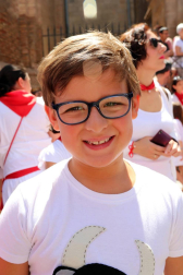 Cientos de niños se dieron cita en la plaza Vieja para despedir a la Comparsa de Gigantes de Tudela con besos y aplausos hasta las próximas fiestas.