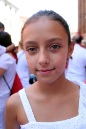 Cientos de niños se dieron cita en la plaza Vieja para despedir a la Comparsa de Gigantes de Tudela con besos y aplausos hasta las próximas fiestas.
