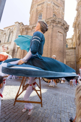 Cientos de niños se dieron cita en la plaza Vieja para despedir a la Comparsa de Gigantes de Tudela con besos y aplausos hasta las próximas fiestas.