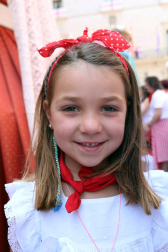 Cientos de niños se dieron cita en la plaza Vieja para despedir a la Comparsa de Gigantes de Tudela con besos y aplausos hasta las próximas fiestas.