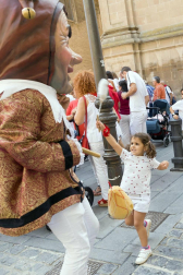 Cientos de niños se dieron cita en la plaza Vieja para despedir a la Comparsa de Gigantes de Tudela con besos y aplausos hasta las próximas fiestas.