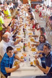 Todas las fotos de la comida popular de Fiestas de Cabanillas 2019 en el Diario de Navarra