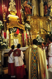 Los peralteses despidieron el domingo a sus gigantes y cabezudos con un multitudinario acto en el que también se le quito el pañuelo a la patrona.