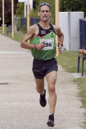 Cerca de 230 corredores tomaron parte este domingo por la mañana en la octava edición del Cross de Arre 'Vuelta a la torre', que inscribió en su palmarés los nombres de dos ilustres como Antonio Etxeberria (Beste Iruña) y Henar Etxeberria (Hiru Herri) en su prueba absoluta de 8 kilómetros.