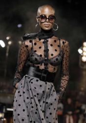 Fotos del desfile organizado por el diseñador y la actriz, una de las citas clave de la Fashion Week de Nueva York