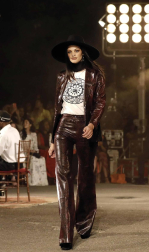 Fotos del desfile organizado por el diseñador y la actriz, una de las citas clave de la Fashion Week de Nueva York