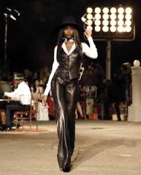Fotos del desfile organizado por el diseñador y la actriz, una de las citas clave de la Fashion Week de Nueva York
