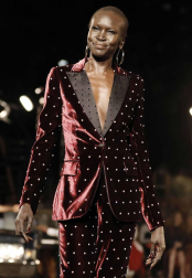 Fotos del desfile organizado por el diseñador y la actriz, una de las citas clave de la Fashion Week de Nueva York