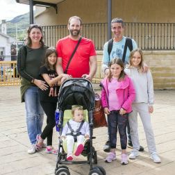 El domingo 8 de septiembre los vecinos de Ayegui dieron cierre a cuatro días de fiesta. Por la mañana, los niños pudieron pasar un rato divertido en el rebote, con la celebración de la fiesta de la espuma. Durante el resto de la jornada, las mujeres fueron las protagonistas del día, con comida popular y conciertos en su honor.