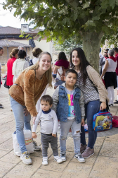 El domingo 8 de septiembre los vecinos de Ayegui dieron cierre a cuatro días de fiesta. Por la mañana, los niños pudieron pasar un rato divertido en el rebote, con la celebración de la fiesta de la espuma. Durante el resto de la jornada, las mujeres fueron las protagonistas del día, con comida popular y conciertos en su honor.
