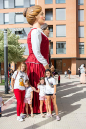 Las comparsas de gigantes y cabezudos son un elemento imprescindible de las fiestas en Navarra. En Ansoáin, los más pequeños no faltaron a su cita con estos personajes, para disfrutar con sus bailes o soltar un poco de adrenalina corriendo delante de los temibles kilikis.
