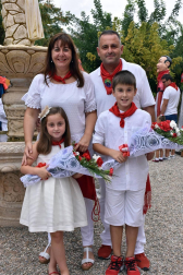 El domingo 15 de septiembre los cascantinos acudieron a la Basílica del Romero a honrar a su patrona, dentro de la programación de sus fiestas grandes. Tras la eucaristía, los vecinos bajaron a la plaza de los Fueros donde la Banda Municipal y la Coral Cais-Cantum interpretaron el Himno de las Cortes de Navarra. Posteriormente fue la Jota de Cascante la protagonista del día, con la participación de la Banda Municipal, los Gaiteros y la Comparsa de Gigantes.
