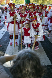 Todas las fotos de la salida de la Comparsa de Gigantes y Cabezudos en San Fermín Txikito.