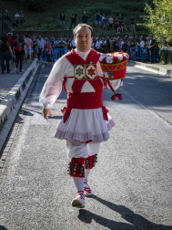 Todas las fotos de la salida de la Comparsa de Gigantes y Cabezudos en San Fermín Txikito.
