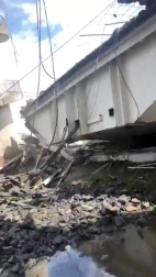 El desplome de un puente en el puerto de Nanfang'ao, al noreste de Taiwan, ha sepultado bajo toneladas de hormigón tres barcos pesqueros y han dejado atrapadas a varias personas.
