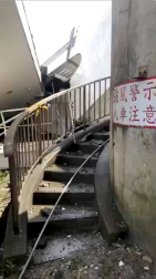 El desplome de un puente en el puerto de Nanfang'ao, al noreste de Taiwan, ha sepultado bajo toneladas de hormigón tres barcos pesqueros y han dejado atrapadas a varias personas.