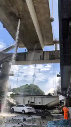 El desplome de un puente en el puerto de Nanfang'ao, al noreste de Taiwan, ha sepultado bajo toneladas de hormigón tres barcos pesqueros y han dejado atrapadas a varias personas.