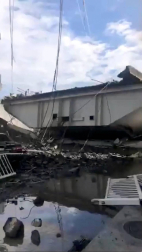 El desplome de un puente en el puerto de Nanfang'ao, al noreste de Taiwan, ha sepultado bajo toneladas de hormigón tres barcos pesqueros y han dejado atrapadas a varias personas.