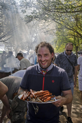 Los vecinos de la localidad de la comarca de Pamplona se dieron cita este matres, 8 de octubre, para cumplir con la tradición de comer al fuego de las brasas