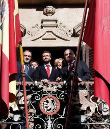 El presidente del PP y candidato a la Presidencia del Gobierno, Pablo Casado, se ha reunido este viernes en Pamplona con el presidente de UPN, Javier Esparza, y el alcalde de la capital navarra, Enrique Maya.