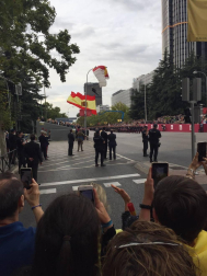 El paracaidista que descendía con la bandera de España que se iza para el desfile de la Fiesta Nacional ha impactado contra una farola del paseo de la Castellana de Madrid, junto al palco de las autoridades, y ha quedado atrapado allí unos minutos.