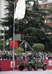 El paracaidista que descendía con la bandera de España que se iza para el desfile de la Fiesta Nacional ha impactado contra una farola del paseo de la Castellana de Madrid, junto al palco de las autoridades, y ha quedado atrapado allí unos minutos.