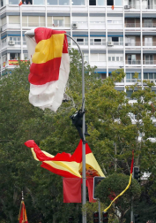 El paracaidista que descendía con la bandera de España que se iza para el desfile de la Fiesta Nacional ha impactado contra una farola del paseo de la Castellana de Madrid, junto al palco de las autoridades, y ha quedado atrapado allí unos minutos.