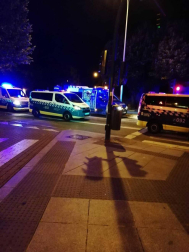 Un hombre de 46 años ha resultado herido grave y se encuentra en la UCI tras ser atropellado esta madrugada en la avenida Baja Navarra de Pamplona mientras, según las primeras investigaciones, cruzaba un paso de peatones con el semáforo en rojo.