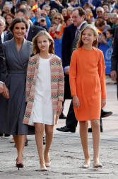 Cientos de personas han recibido a la Familia Real a su llegada a la plaza de la catedral de Oviedo