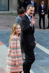 Cientos de personas han recibido a la Familia Real a su llegada a la plaza de la catedral de Oviedo