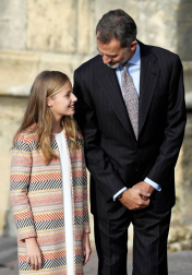 Cientos de personas han recibido a la Familia Real a su llegada a la plaza de la catedral de Oviedo