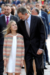 Cientos de personas han recibido a la Familia Real a su llegada a la plaza de la catedral de Oviedo