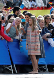 Cientos de personas han recibido a la Familia Real a su llegada a la plaza de la catedral de Oviedo