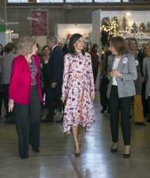 Las reinas Letizia y Sofía han visitado el rastrillo benéfico que cada año organiza la ONG Nuevo Futuro, cuya presidenta de honor es la infanta Pilar de Borbón, hermana del rey Juan Carlos, donde han hecho varias compras y les han hecho varios regalos.