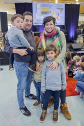 El pasado sábado el centro comercial Itaroa acogió la fiesta de presentación de 'Minimusic Fest en Marcha' con un concierto acústico en el que se rindió tributo a los mejores grupos de pop y rock nacional, internacional y local. Una experiencia divertidísima que quiso ser un aperitivo para el gran festival que se celebrará en el mes de febrero en el Navarra Arena. Además, se sortearon abonos familiares entre los pequeños disfrazados de rockeros.