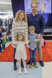 El pasado sábado el centro comercial Itaroa acogió la fiesta de presentación de 'Minimusic Fest en Marcha' con un concierto acústico en el que se rindió tributo a los mejores grupos de pop y rock nacional, internacional y local. Una experiencia divertidísima que quiso ser un aperitivo para el gran festival que se celebrará en el mes de febrero en el Navarra Arena. Además, se sortearon abonos familiares entre los pequeños disfrazados de rockeros.