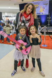 El pasado sábado el centro comercial Itaroa acogió la fiesta de presentación de 'Minimusic Fest en Marcha' con un concierto acústico en el que se rindió tributo a los mejores grupos de pop y rock nacional, internacional y local. Una experiencia divertidísima que quiso ser un aperitivo para el gran festival que se celebrará en el mes de febrero en el Navarra Arena. Además, se sortearon abonos familiares entre los pequeños disfrazados de rockeros.