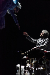 El Circo del Sol regresará a Pamplona en las Navidades de 2020. La compañía representará su espectáculo 'Corteo' en el pabellón Navarra Arena del 25 de diciembre de 2020 al 3 de enero del 2021.