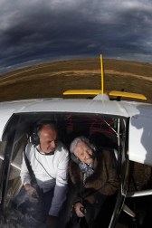 “He llegado al cielo antes de lo que esperaba”, susurra Pilar Martínez Sesma, de 90 años,  al sentirse entre las nubes de Caparroso. A su lado, el instructor de vuelo, Rudi Ortiz Besga, sonríe cómplice. Pilar estaba disfrutando de un sueño, gracias a al regalo de cumpleaños de sus hijos, nietos y bisnietos. Esta es la crónica de un viaje vital.
